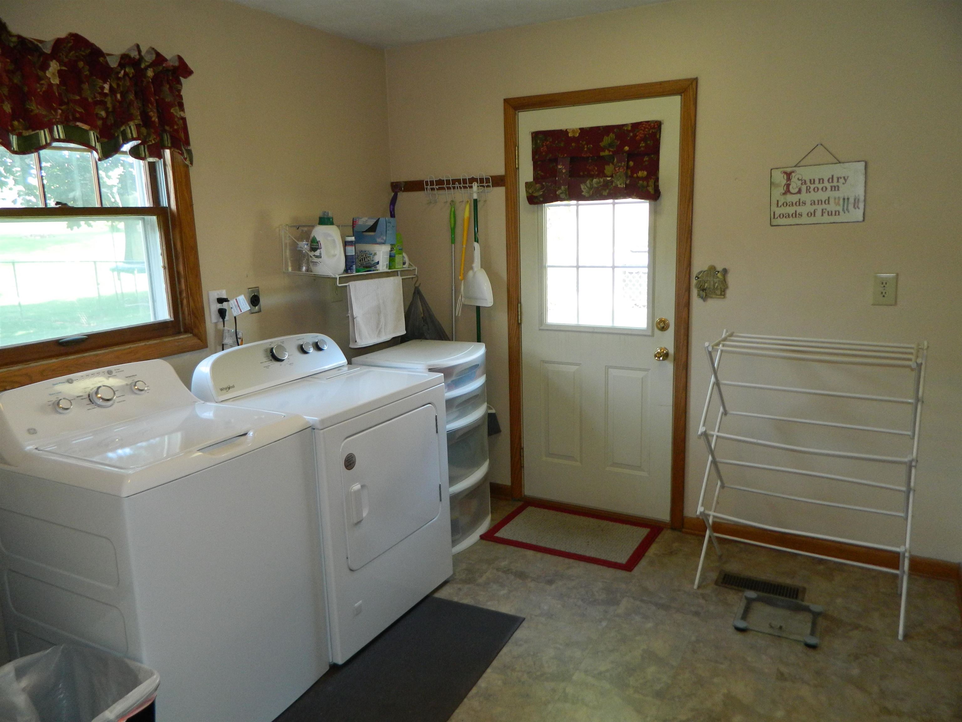 3834 Abbotsford Road Rockford, IL 61107 - Photo 11 of 25 a utility room with dryer and washer