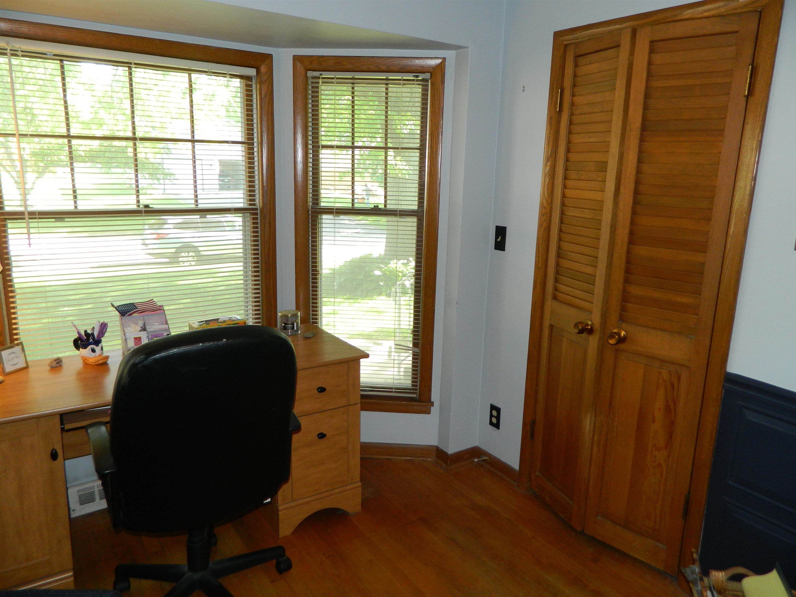 3834 Abbotsford Road Rockford, IL 61107 - Photo 5 of 25 a living room with furniture and a window