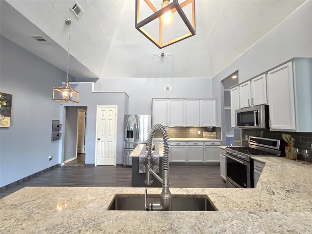 $2,800 | 2614 Parkbriar, Pearland, TX 77584