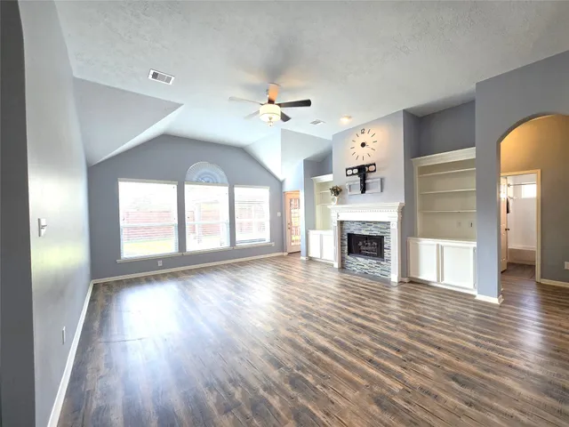 $2,800 | 2614 Parkbriar, Pearland, TX 77584