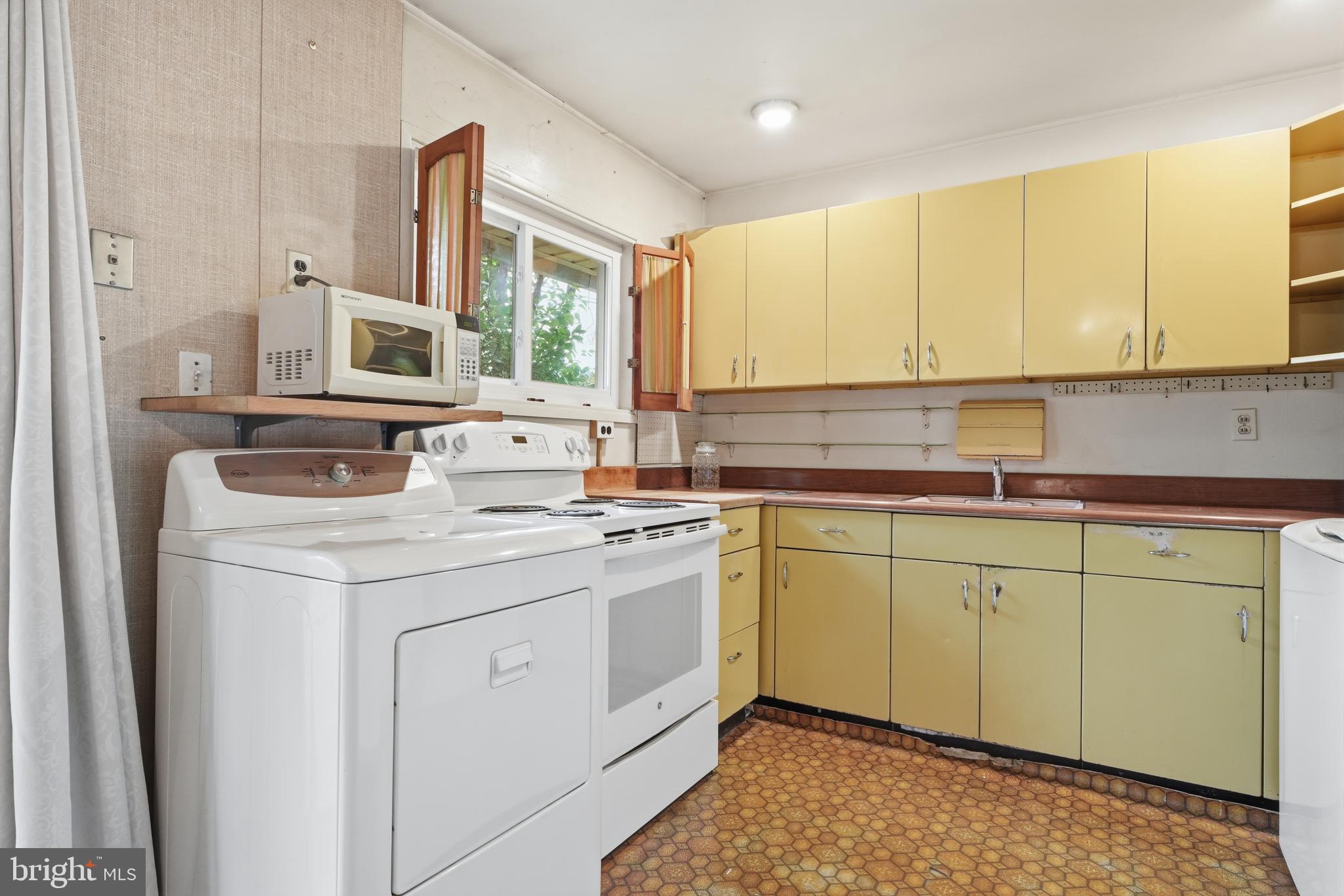 58 Trail Road Levittown, PA 19056 - Photo 10 of 32 Eat in Kitchen