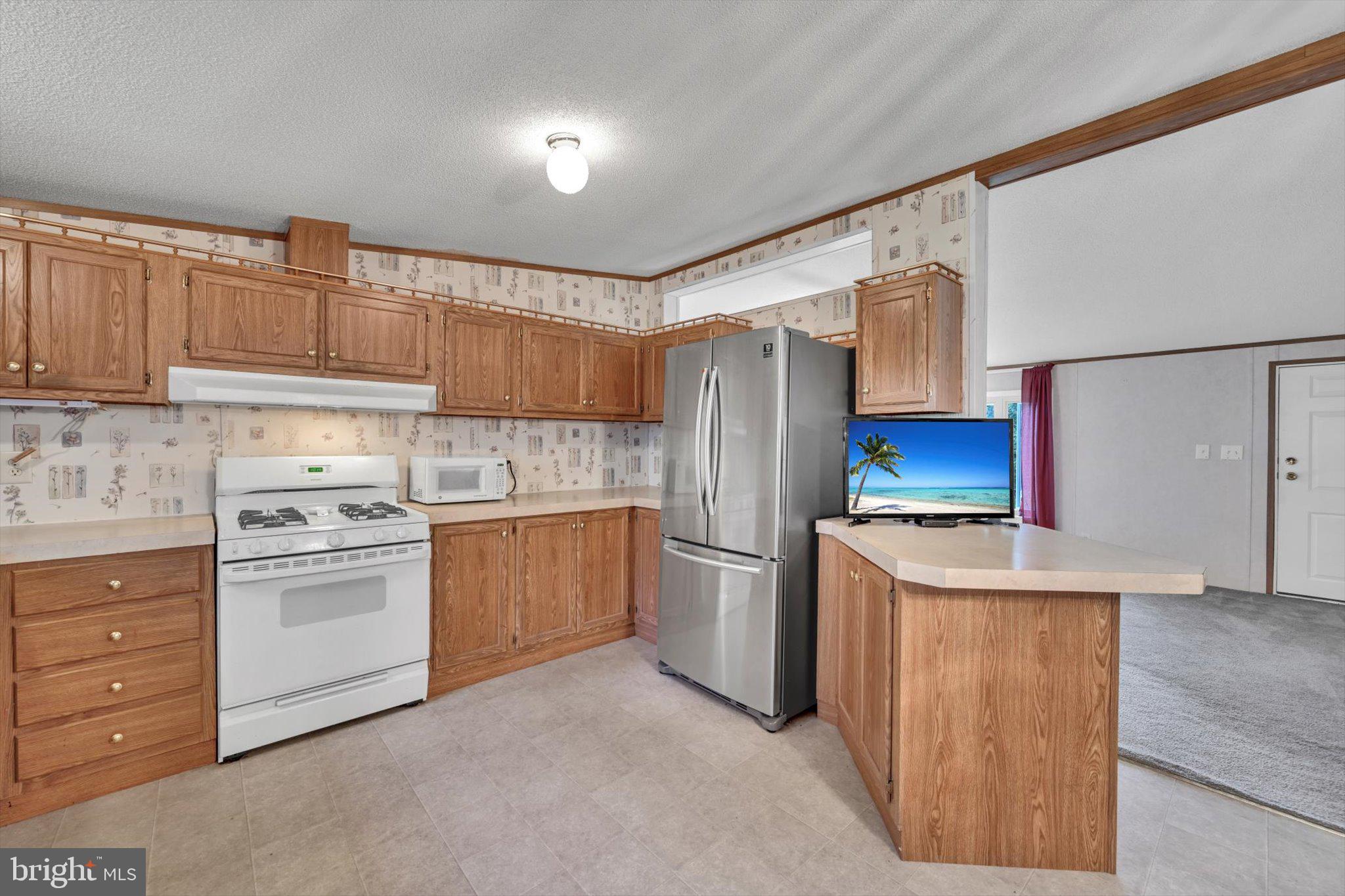 1539 Paper Mill Road Delta, PA 17314 - Photo 7 of 32 Bright & cheery country style kitchen