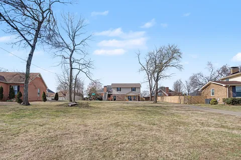 a view of a yard with a house