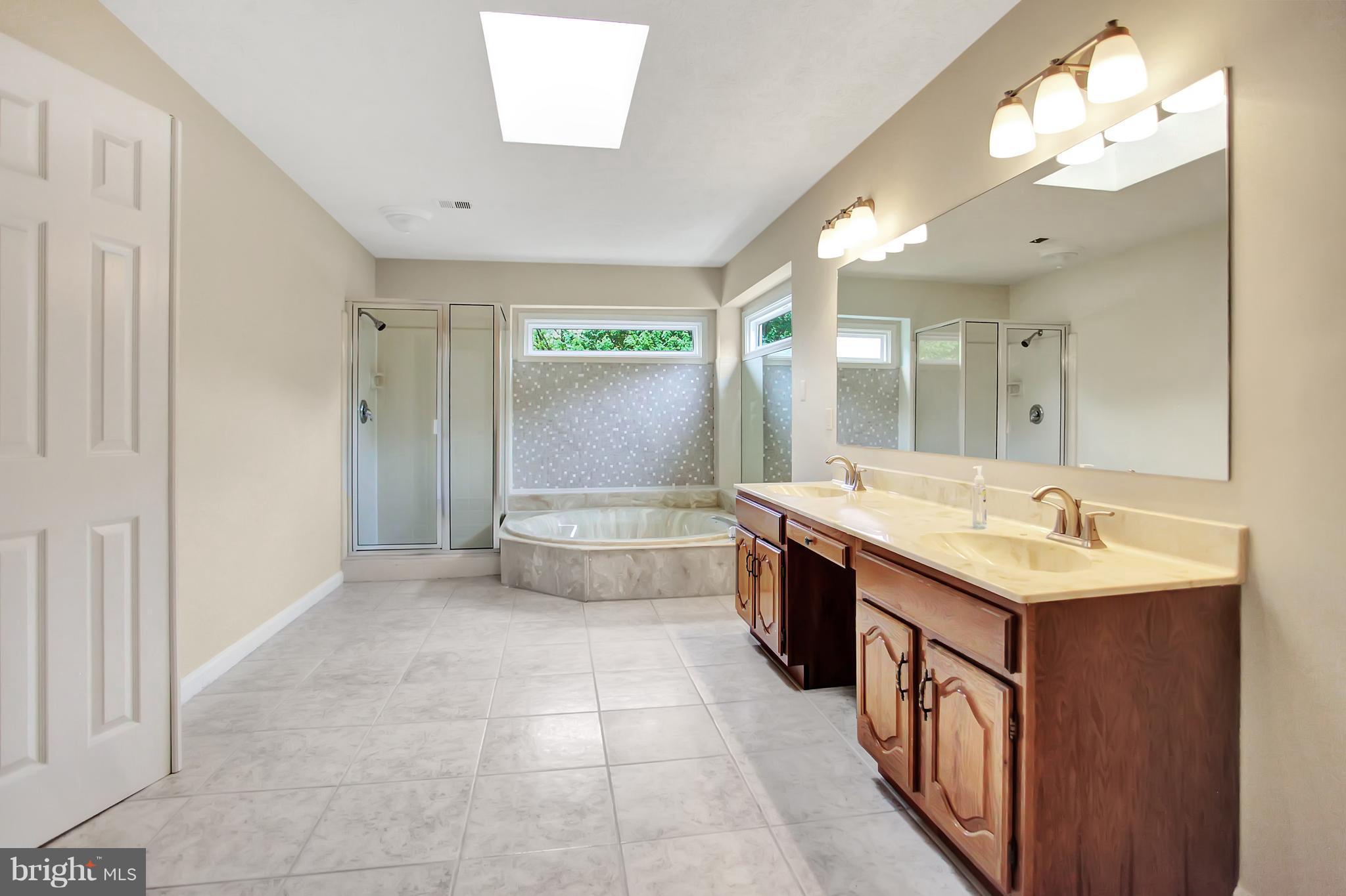 15 Carrollton Road Sterling, VA 20165 - Photo 20 of 30 Large Master Bathroom