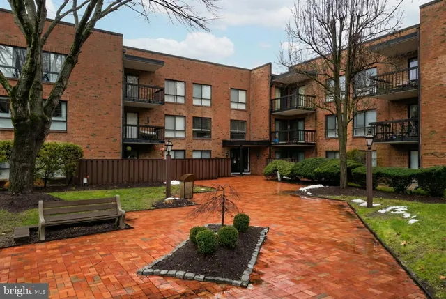 a wooden bench sitting in front of a building