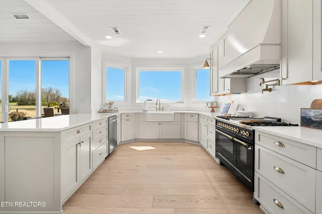 $1,040,000 | 211 Osprey Circle, Vonore, TN 37885