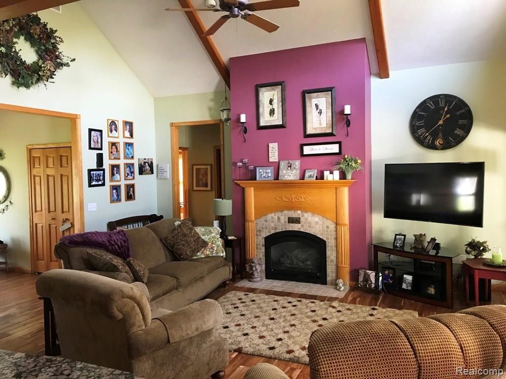 3335 North Cedar Road Fowlerville, MI 48836 - Photo 2 of 27 3335 Cedar - great room (3).jpg