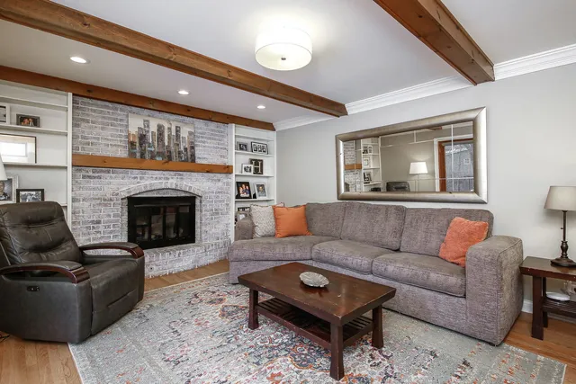 $929,000 | 709 Pleasant Avenue, Glen Ellyn, IL 60137