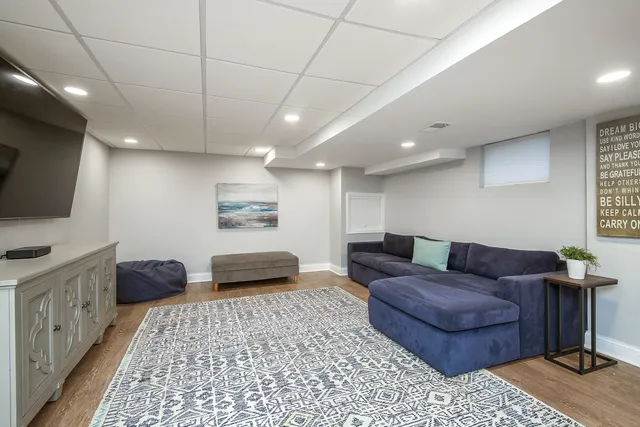 $929,000 | 709 Pleasant Avenue, Glen Ellyn, IL 60137