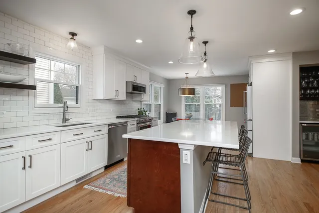 $929,000 | 709 Pleasant Avenue, Glen Ellyn, IL 60137