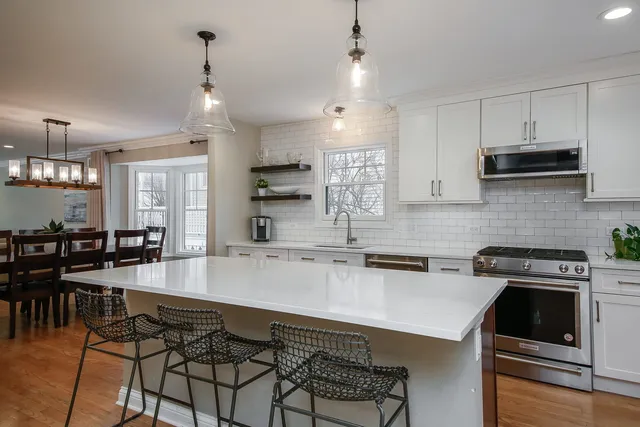 $929,000 | 709 Pleasant Avenue, Glen Ellyn, IL 60137