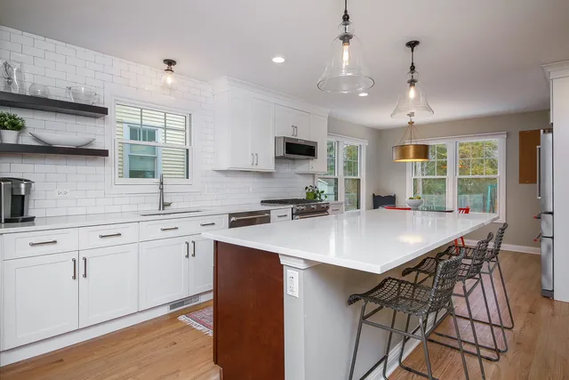 $929,000 | 709 Pleasant Avenue, Glen Ellyn, IL 60137