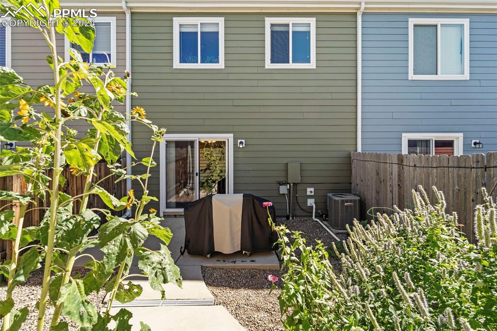 6310 Pilgrimage Road Colorado Springs, CO 80925 - Photo 27 of 31 a backyard of a house with lots of green space