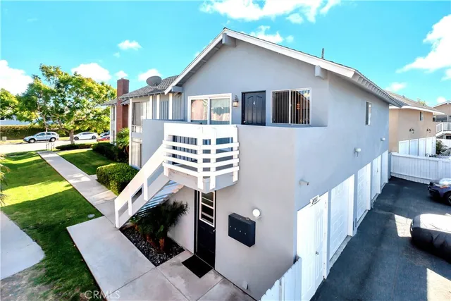 a view of a house with backyard and trees
