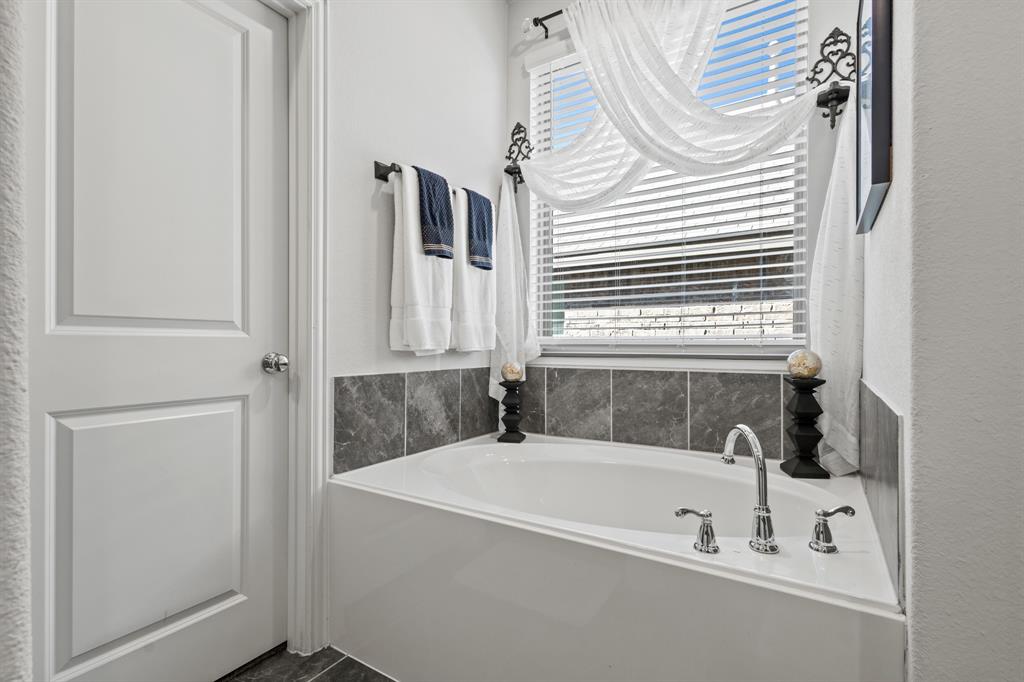 4220 Calla Drive Forney, TX 75126 - Photo 14 of 30 a bathroom with bathtub and a shower