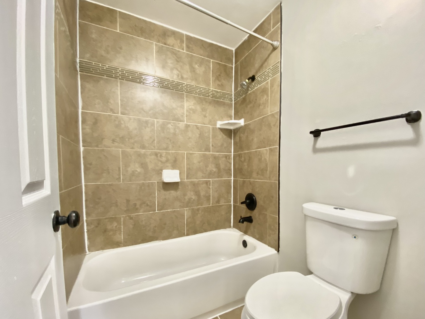 128 Timberlane Road Matteson, IL 60443 - Photo 15 of 28 a bathroom with a toilet and a bathtub
