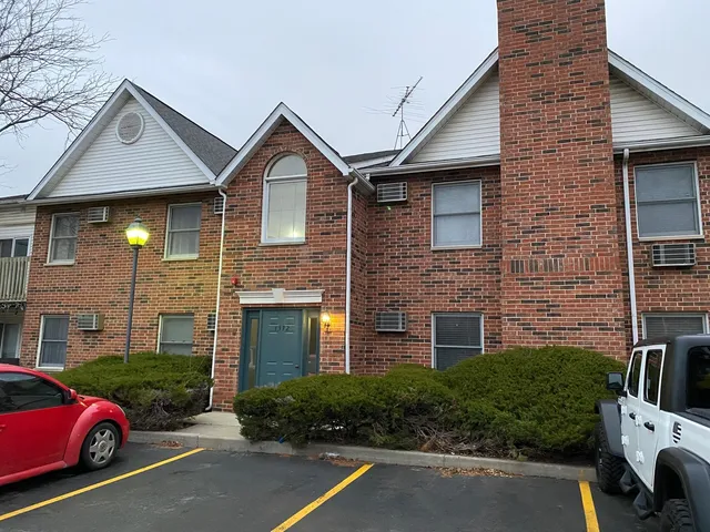 $1,700 | 1372 Cunat Court, Unit 1B, Lake In The Hills, IL 60156