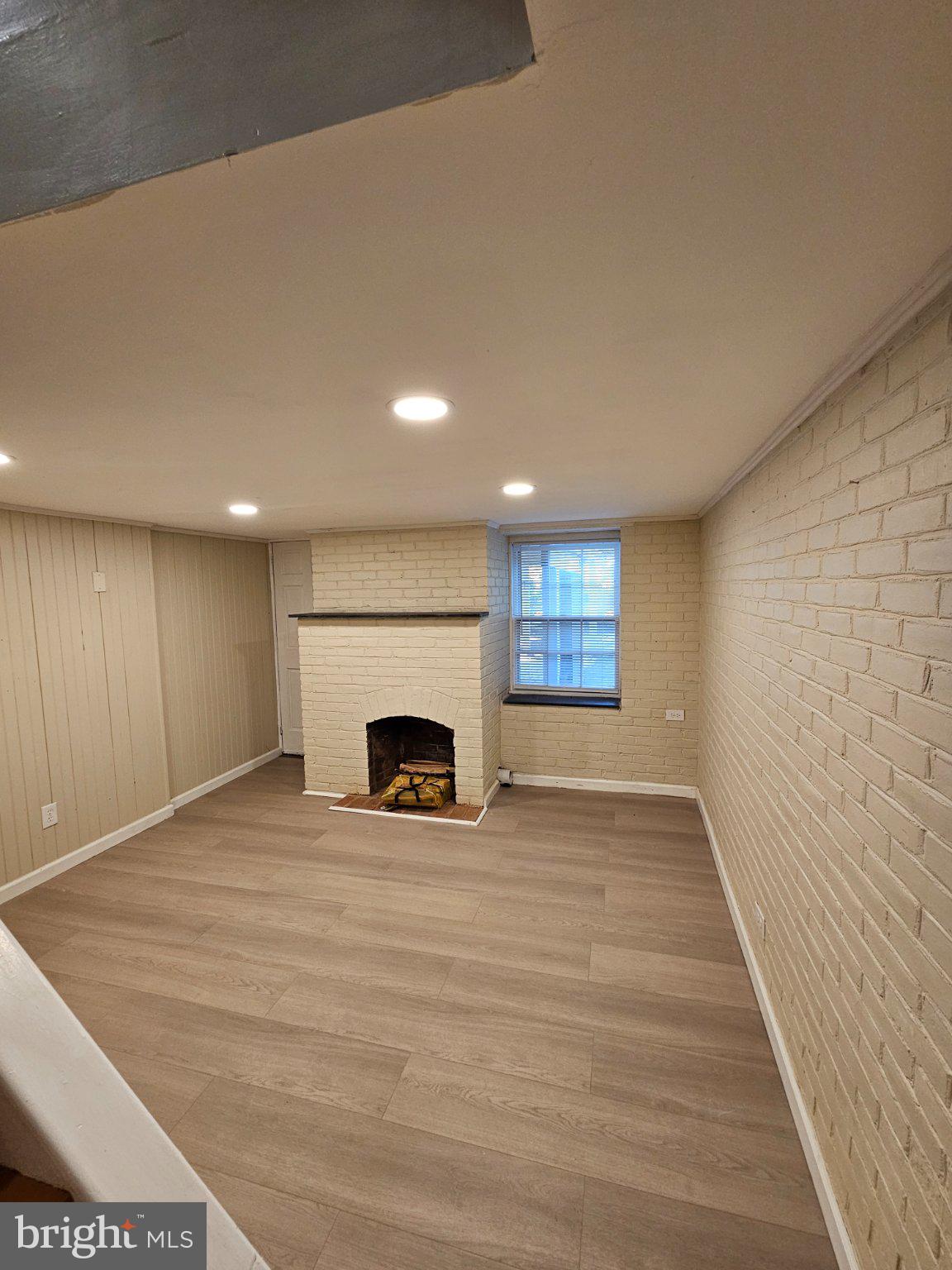 53 West 4th Street New Castle, DE 19720 - Photo 6 of 21 Cozy space with a charming fireplace.