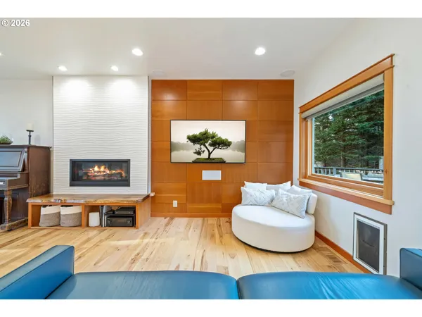 $950,000 | 2024 Cedar Court, North Bend, OR 97459