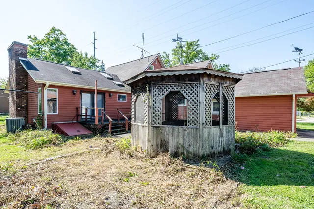 $299,000 | 201 Sycamore Street East, Three Oaks, MI 49128