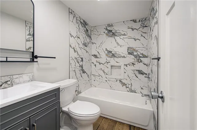 $289,900 | 5539 Northwest Adrian Avenue, Houston Lake, MO 64151