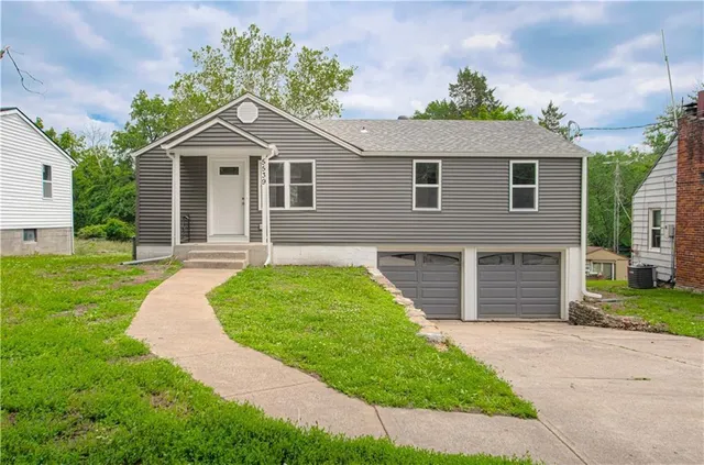 $289,900 | 5539 Northwest Adrian Avenue, Houston Lake, MO 64151