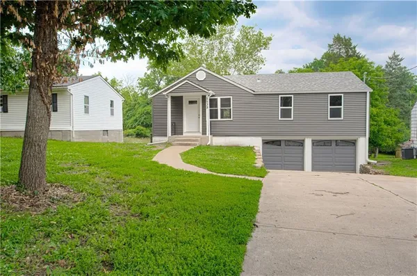 $272,900 | 5539 Northwest Adrian Avenue, Houston Lake, MO 64151