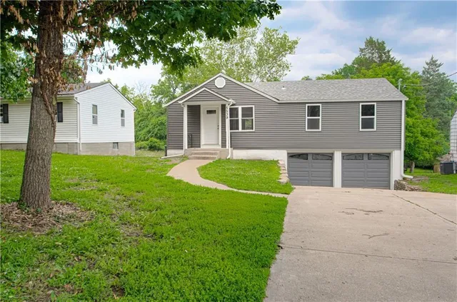 $289,900 | 5539 Northwest Adrian Avenue, Houston Lake, MO 64151