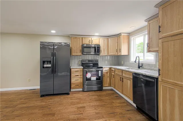 $289,900 | 5539 Northwest Adrian Avenue, Houston Lake, MO 64151