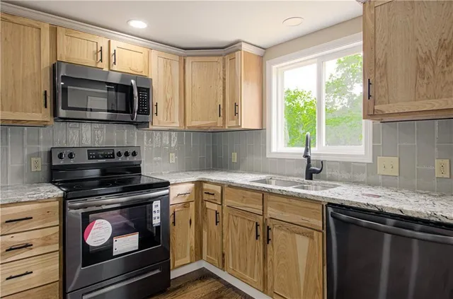 $289,900 | 5539 Northwest Adrian Avenue, Houston Lake, MO 64151