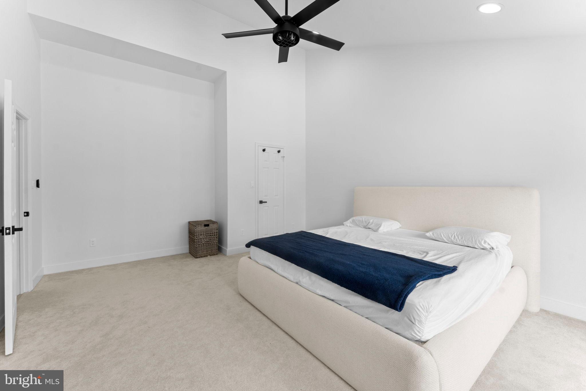 11433 Heritage Oak Court Reston, VA 20194 - Photo 20 of 47 a room with a bed and a ceiling fan