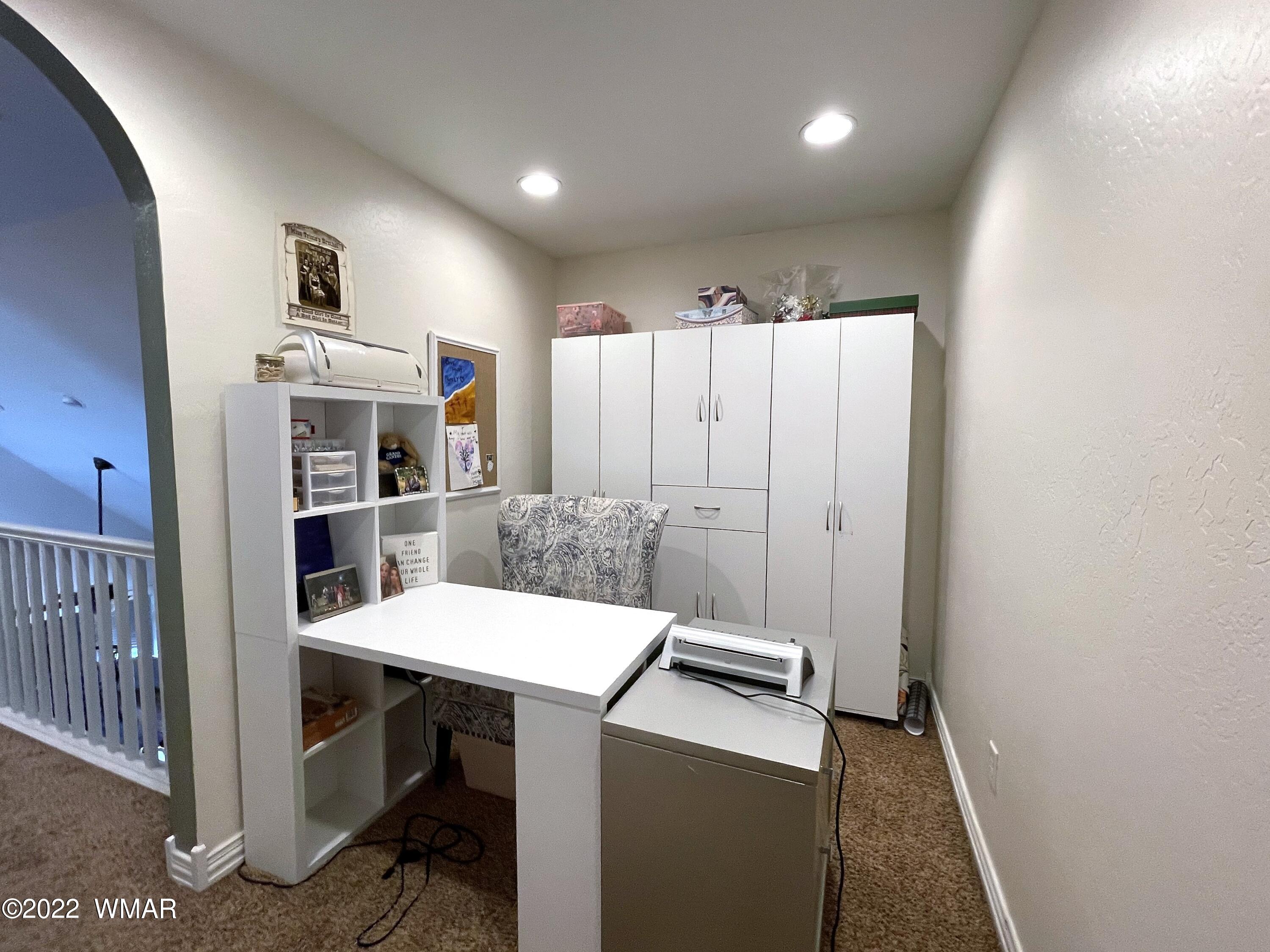 1713 Snowline Road Eagar, AZ 85925 - Photo 36 of 53 a kitchen that has a table and chairs in it