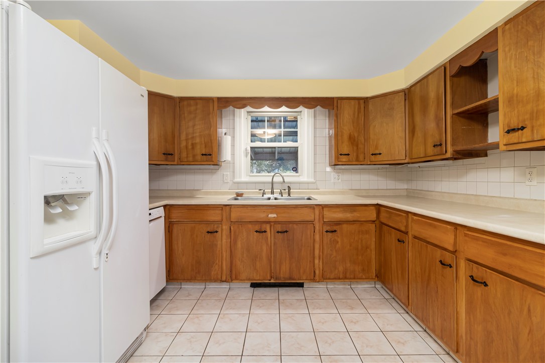 10 Oak Hill Pawtucket, RI 02860 - Photo 11 of 46