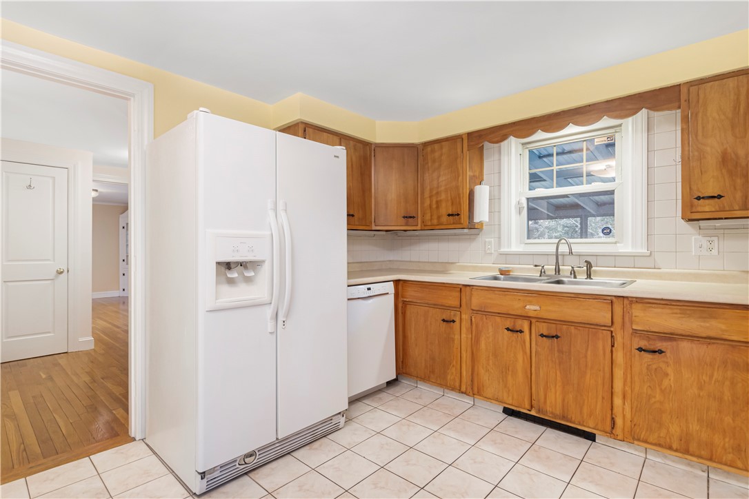 10 Oak Hill Pawtucket, RI 02860 - Photo 12 of 46