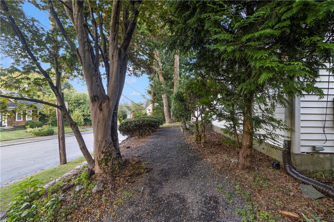 10 Oak Hill Pawtucket, RI 02860 - Photo 4 of 46