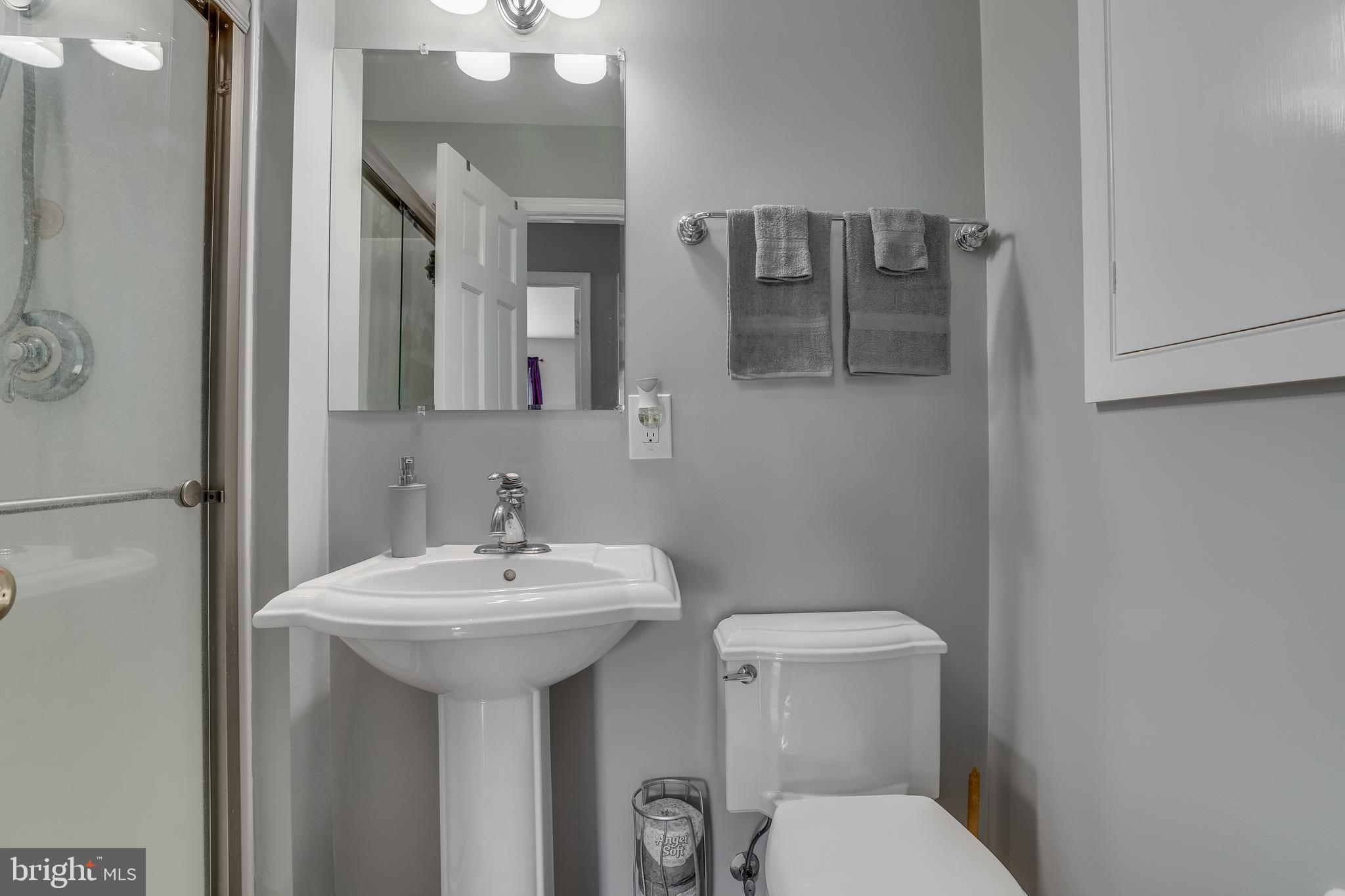 4720 Dumfries Road Catlett, VA 20119 - Photo 23 of 51 Interior - Hall Bathrom