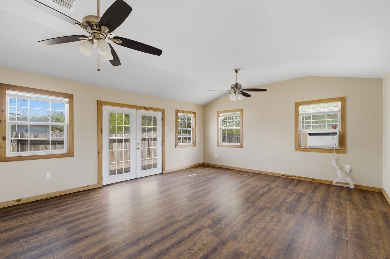 1101 Laredo Street Sinton, TX 78387 - Photo 3 of 26