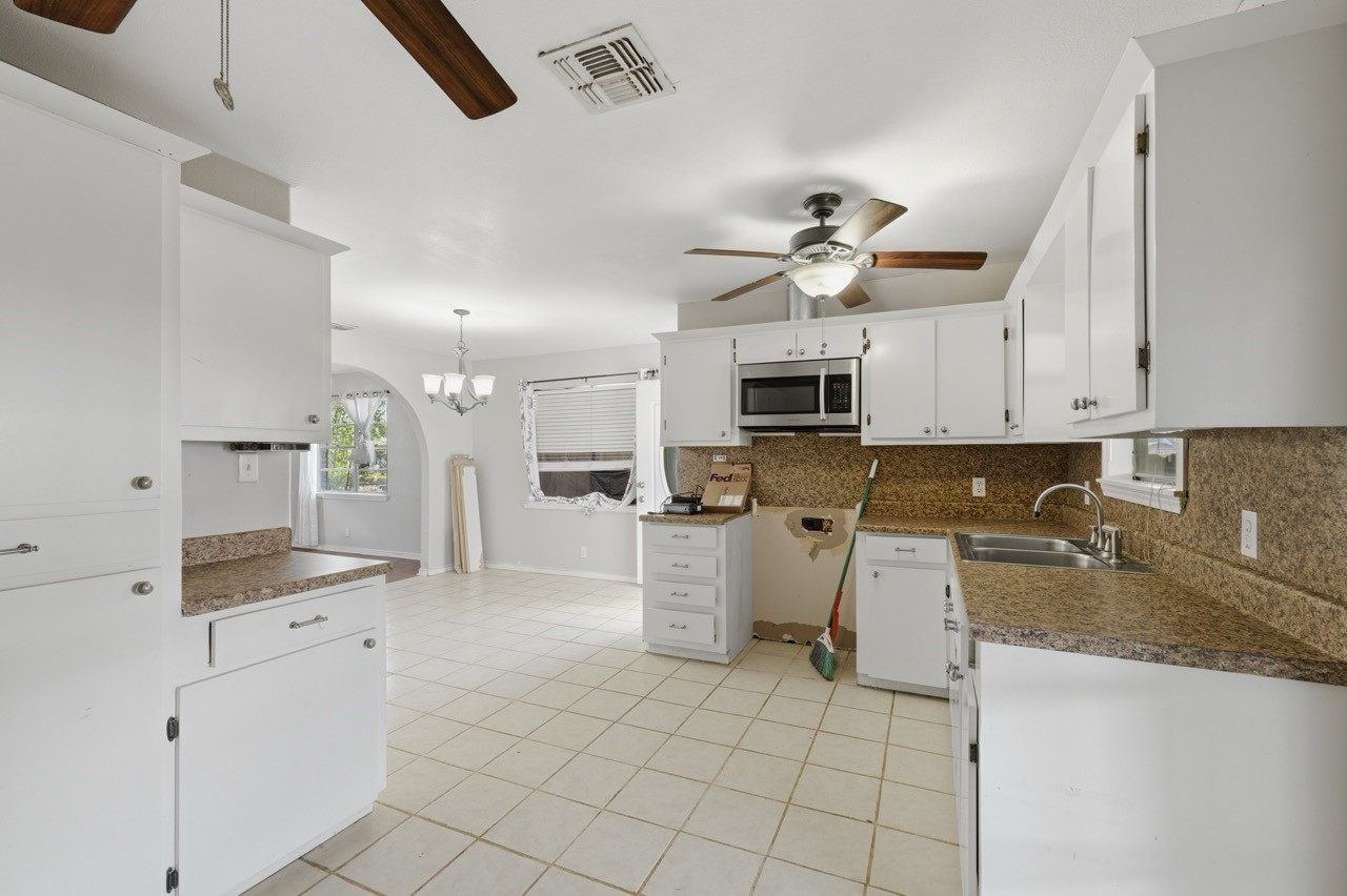 1101 Laredo Street Sinton, TX 78387 - Photo 8 of 26