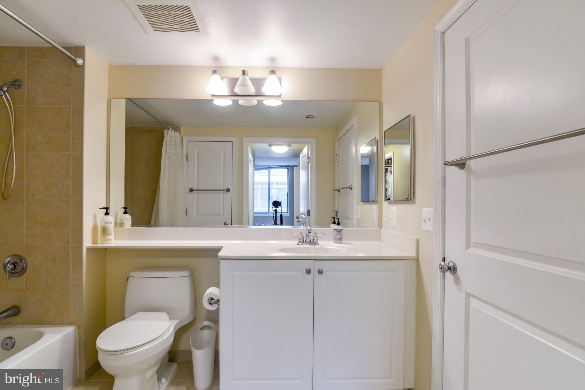 851 North Glebe Road, Unit 1518 Arlington, VA 22203 - Photo 12 of 20 Bath (Master)