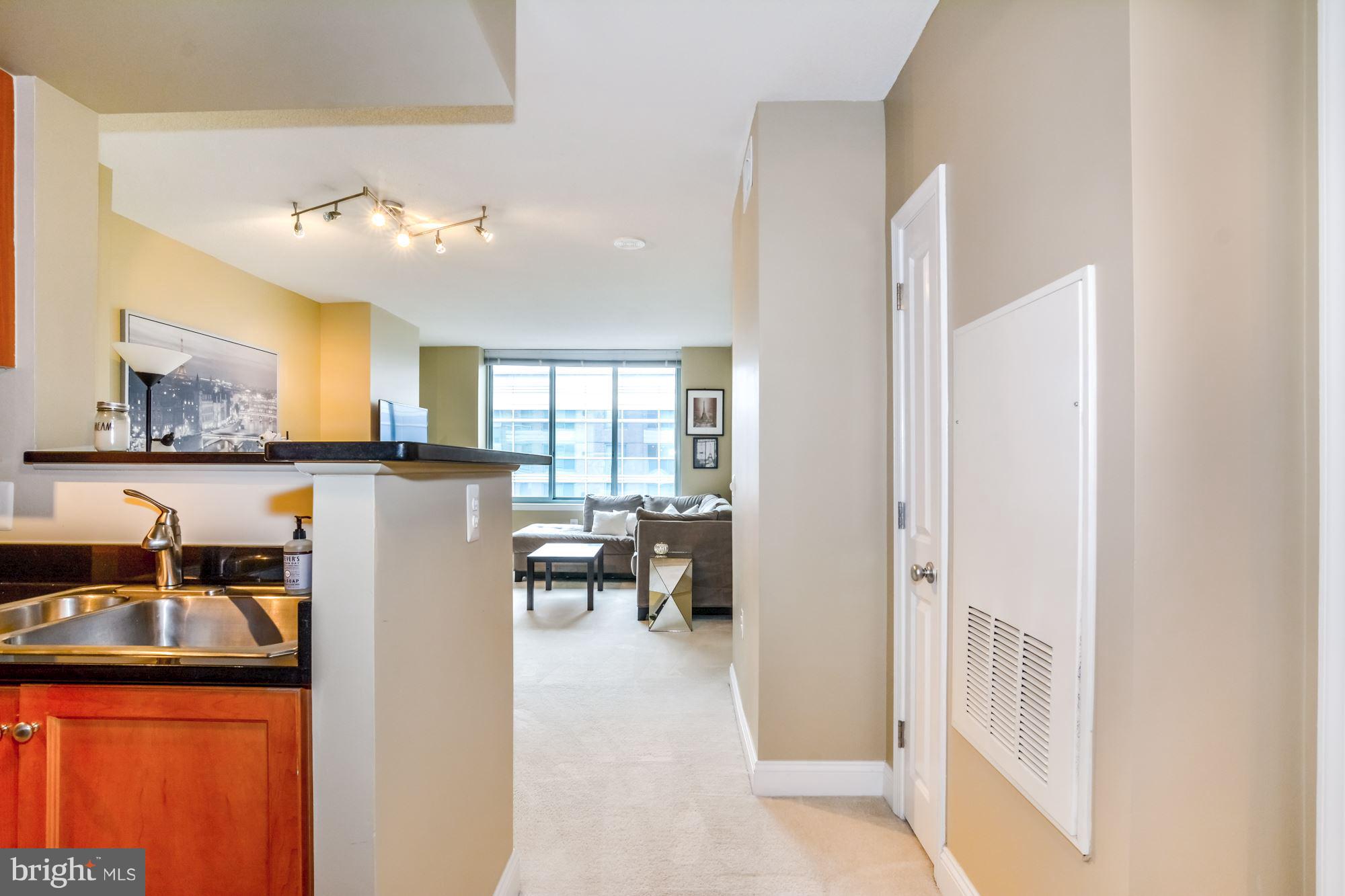 851 North Glebe Road, Unit 1518 Arlington, VA 22203 - Photo 4 of 20 Interior (General)