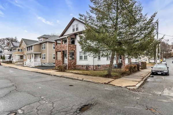 $2,600 | 32-34 Magnolia Street, Unit 2, Lawrence, MA 01841