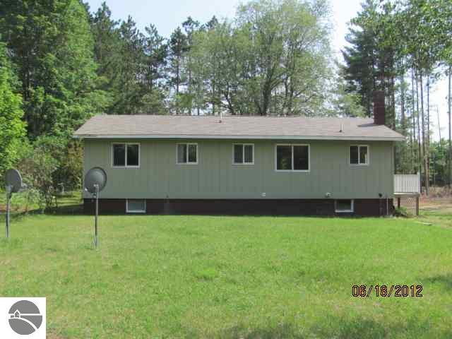 12140 Aylsworth Road Beulah, MI 49617 - Photo 5 of 25 1738061-4.JPG