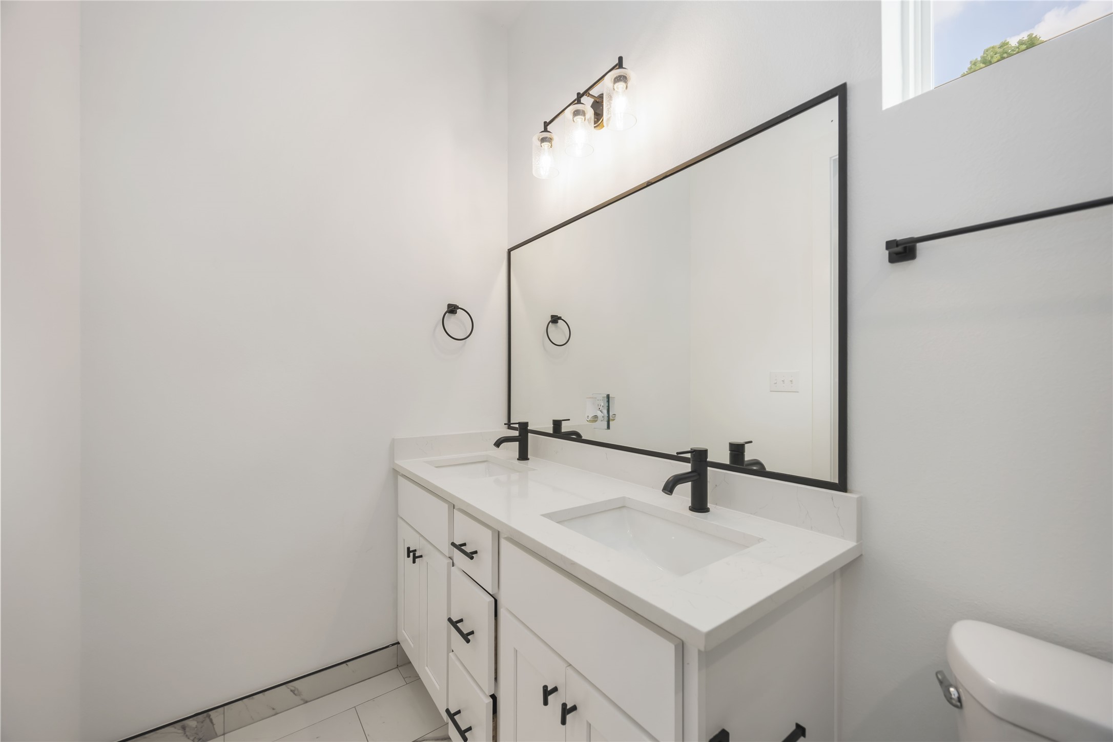 8508 Wileyvale Road, Unit B Houston, TX 77016 - Photo 19 of 23 Primary bath