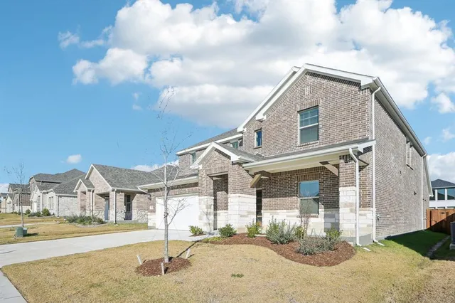 a view of a house with a backyard