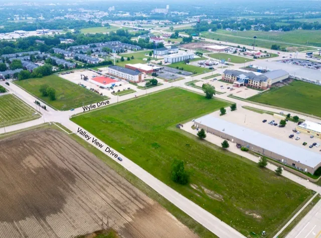 $300,000 | 1044 Wylie Drive, Bloomington, IL 61705