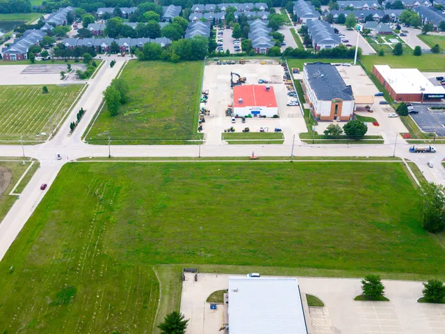 $300,000 | 1044 Wylie Drive, Bloomington, IL 61705