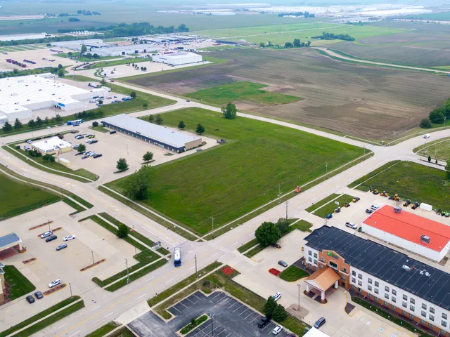 $300,000 | 1044 Wylie Drive, Bloomington, IL 61705