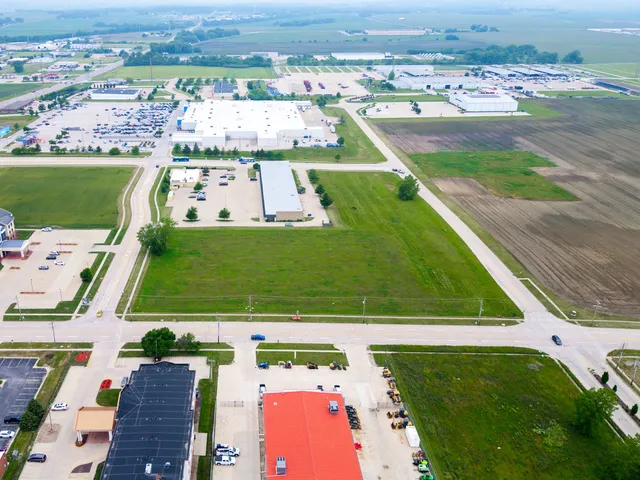 $300,000 | 1044 Wylie Drive, Bloomington, IL 61705