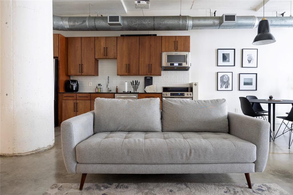 1122 Jackson Street, Unit 618 Dallas, TX 75202 - Photo 8 of 17 a living room with furniture and a kitchen