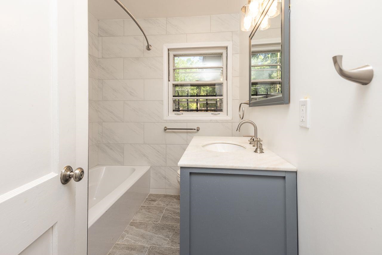 1243 Dearing Road Memphis, TN 38117 - Photo 17 of 25 a bathroom with a sink and a bathtub